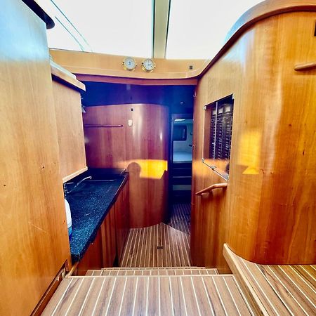 Yacht 多维尔 外观 照片